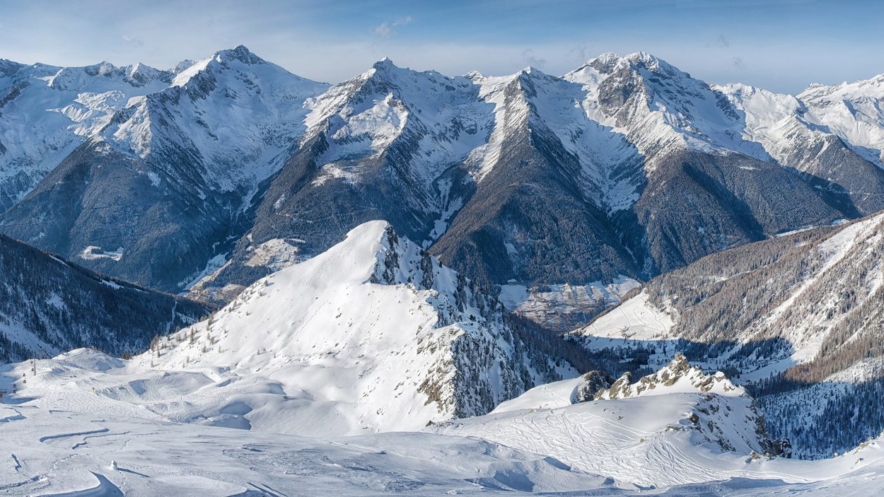Una montagna di divertimento sul Klausberg Montagne innevate delle Alpi sotto un cielo azzurro