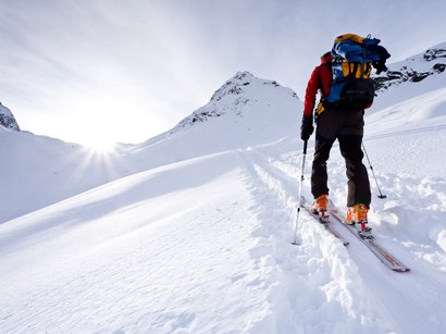 Weißseespitze - Ein Frühjahrsklassiker im Langtauferer Tal Skifahrer mit Rucksack steigt an sonnigem Tag einen schneebedeckten Berg hinauf
