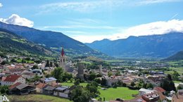 Hotel a Glorenza in Alto Adige Vista di un villaggio in una valle verde con montagne e cielo sereno