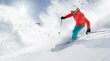Ihr Winterurlaub im Skigebiet Sextner Dolomiten Skifahrer fährt schnell durch frischen Schnee bei sonnigem Wetter