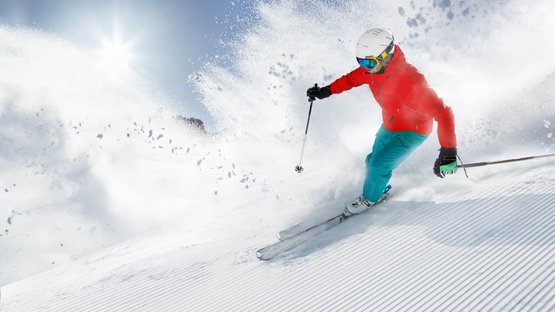 Skispaß im urigen Pfelders Skifahrer fährt schnell durch frischen Schnee bei sonnigem Wetter