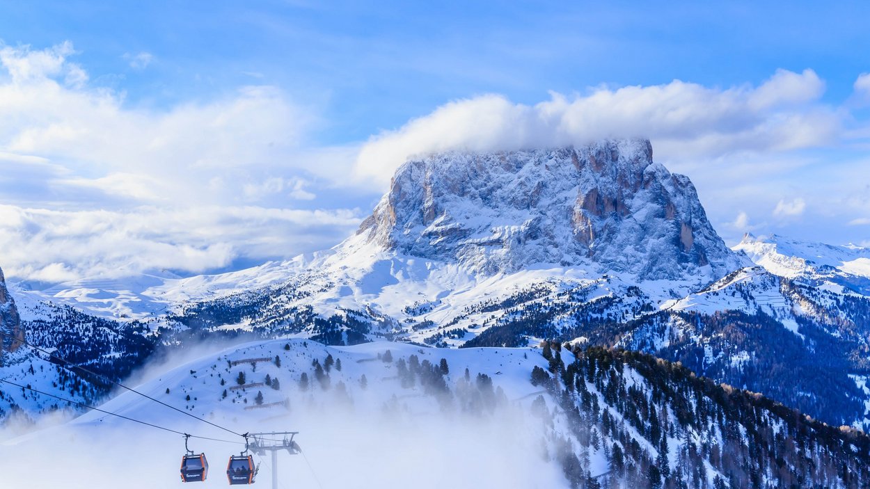 Das Skigebiet Gröden bietet grenzenloses Skivergnügen Schneebedeckte Berge mit Nebel und Gondelbahn im Skigebiet