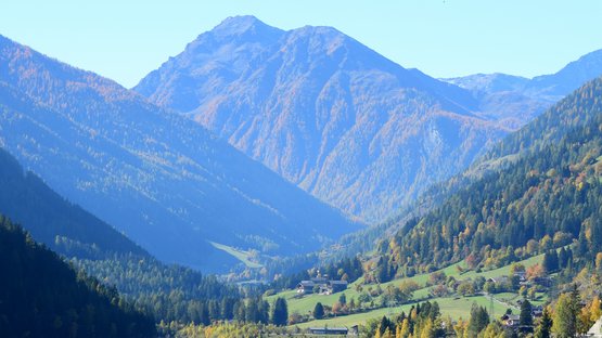 Lago di Zoccolo in Val d’Ultimo Lago di montagna con foresta e baite in autunno sotto cielo sereno