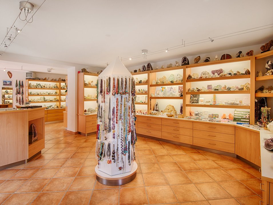 Das Mineralienmuseum Kirchler im Ahrntal Innenaufnahme eines Ladens mit Schmuck und Mineralien auf Holzregalen