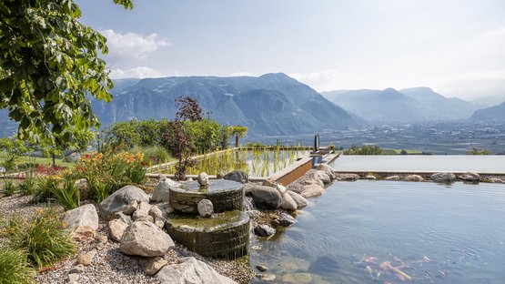 Castel Corba ad Appiano Giardino con fontana e stagno con pesci, panorama montano sullo sfondo
