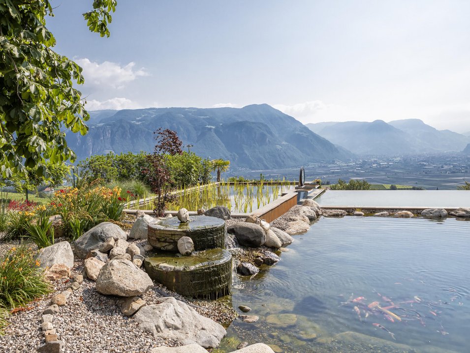 Schloss Korb bei Eppan Garten mit Springbrunnen und Teich mit Fischen, Bergpanorama im Hintergrund