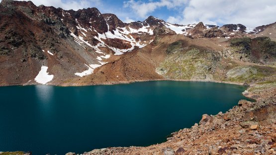 Il Lago di Gioveretto in Val Martello Lago di montagna con cime innevate e paesaggio roccioso