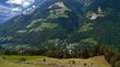 Hotels Saltaus im Passeiertal Berglandschaft mit Tal, Wäldern und Feldern unter blauem Himmel mit Wolken