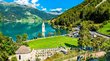Il campanile nel Lago di Resia Campanile sommerso nel lago con paesaggio alpino e foresta verde