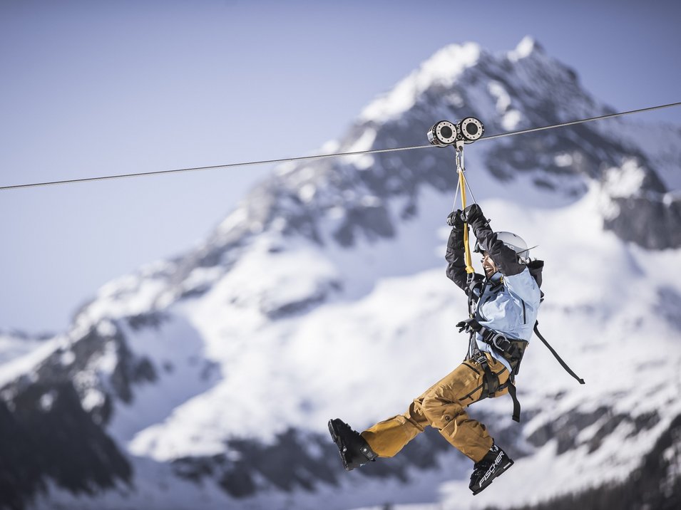 Klausberg in Valle Aurina: divertirsi sulla neve in Alto Adige Persona sulla zipline davanti a montagne innevate