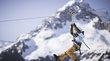 Klausberg in Valle Aurina: divertirsi sulla neve in Alto Adige Persona sulla zipline davanti a montagne innevate