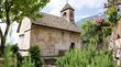 Castel d’Appiano, nel cuore dell’Alto Adige Antica cappella con affreschi nel verde davanti a paesaggio montano