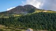 Das Lavazéjoch Berglandschaft mit Wald, Almwiese und einer kleinen Holzhütte im Tal
