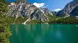 Il Lago di Braies in Alta Pusteria in Alto Adige Lago di montagna con pini verdi, montagne e cielo azzurro