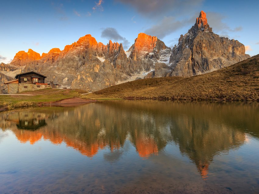 Hotel in Alto Adige 😎☀️ Per vacanze indimenticabili Rifugio alpino con montagne illuminate dal tramonto e riflesso nel lago