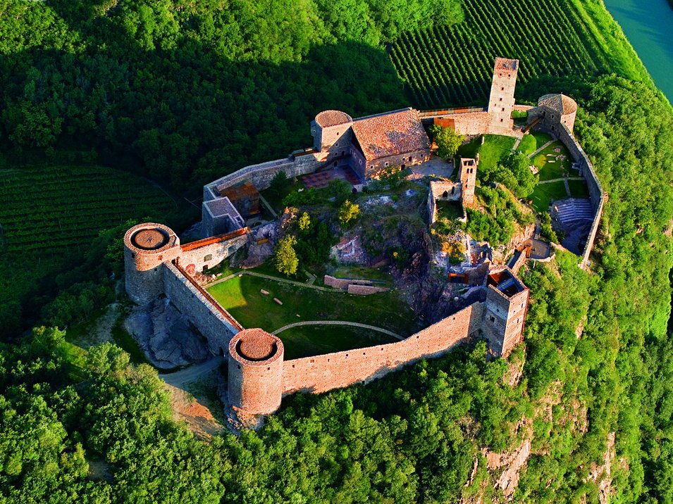 Schloss Sigmundskron: romanische Festung mit Museum Schloss Sigmundskron: romanische Festung mit Museum