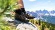 Hotels Eisacktal, Südtirol: Hotels in Brixen, Klausen … Wanderschuhe auf Felsen mit Bergpanorama und grüner Landschaft im Hintergrund