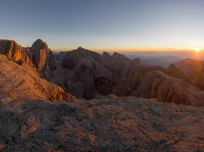 Sassolungo: un massiccio maestoso Vista panoramica delle Dolomiti al tramonto