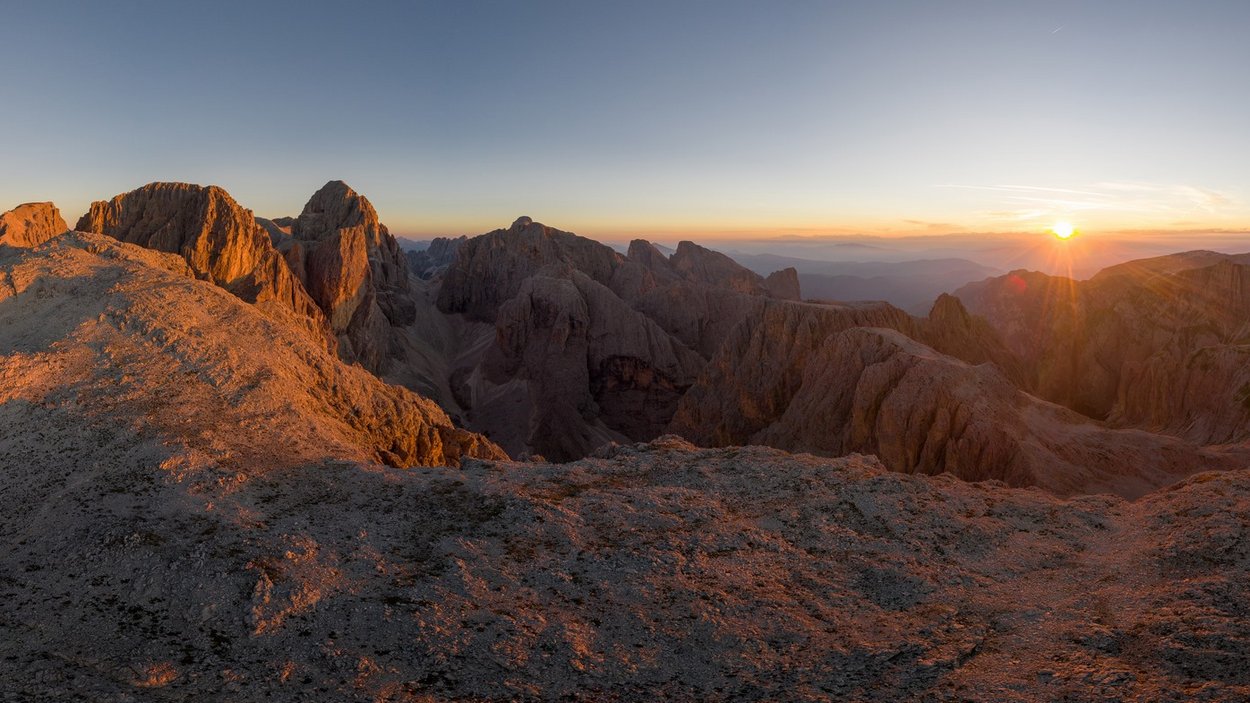 Il regno di Re Laurino Vista panoramica delle Dolomiti al tramonto