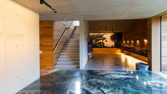 Naturparkhaus Puez-Geisler Moderne Ausstellungshalle mit Geländekarte auf Boden und Wand und Treppe