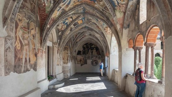 Hotel a Bressanone in Alto Adige Chiostro medievale con volte affrescate e due visitatori