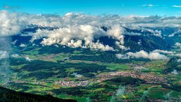 Hotel a Plan de Corones Vista panoramica di valli verdi e villaggi sotto montagne nuvolose