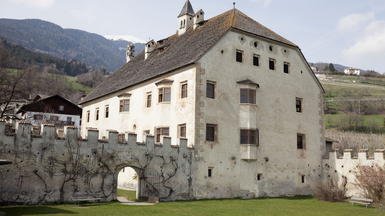 Castel Velturno: residenza estiva dei principi vescovi Vecchio castello con muro di cinta e cancello in paesaggio montano