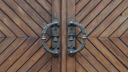 Castel Tasso Porta di legno con maniglie metalliche antiche decorative al centro