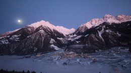 Ihre Hotels in Meran in Südtirol: Hotels im Meraner Land Schneebedeckte Berge bei Dämmerung mit Dorf und Nebel im Tal