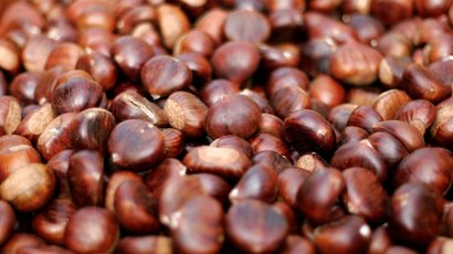 Mercato “Micheli” in Val Martello Primo piano di castagne marroni lucide