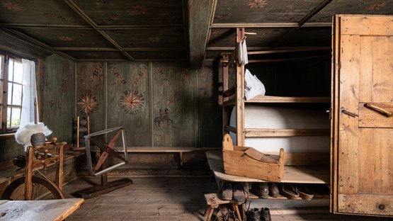 Südtiroler Landesmuseum für Volkskunde Historischer Raum mit handbemalter Wand, Spinnrad und Holzschrank mit Betten