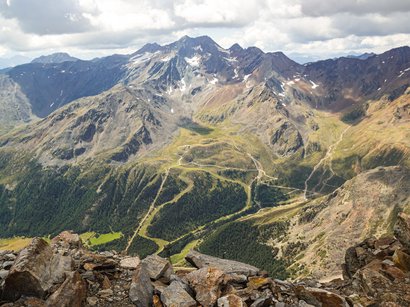 360 °-Blick von der Zufrittspitze in Südtirol Blick auf felsige Alpenberge mit grünen Tälern und Wanderwegen unter bewölktem Himmel