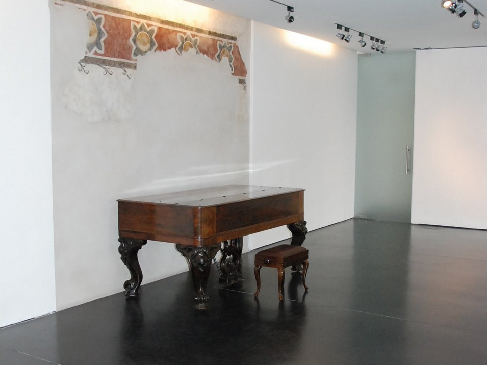 Die Stadtgalerie in Bozen Historisches Cembalo in einem modernen weißen Raum mit Wandmalerei