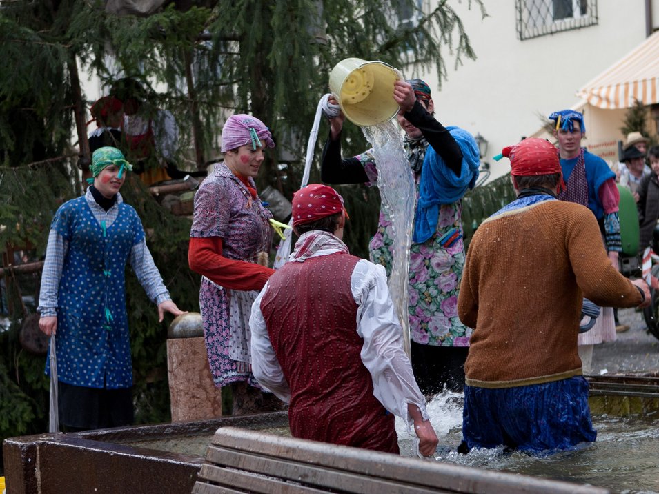 La sfilata dell’Egetmann a Termeno Persone in costumi colorati partecipano a gioco tradizionale con l'acqua nel villaggio