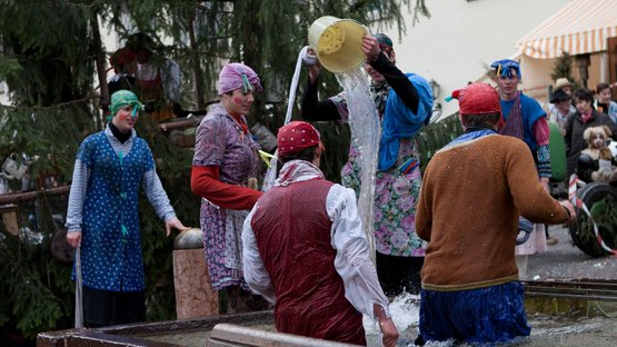 La sfilata dell’Egetmann a Termeno Persone in costumi colorati partecipano a gioco tradizionale con l'acqua nel villaggio
