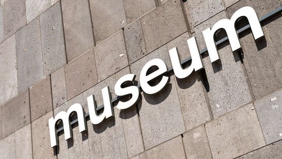 Il museo Mansio Sebatum Insegna museo bianca su parete di pietra grigia