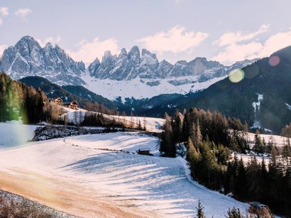 Das Skigebiet Kronplatz im Herzen der Dolomiten Verschneite Berglandschaft mit Tannen und Häusern im Tal bei Sonnenlicht