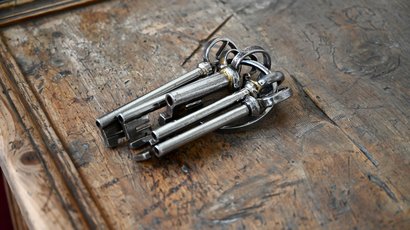 Castello di Scena Più chiavi di metallo vecchie su un tavolo di legno