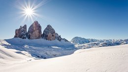Hotels in Alta Badia: Urlaub durch und durch Sonniger Wintertag im verschneiten Dolomitengebirge mit charakteristischen Felsformationen