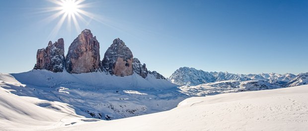 Hotel in Alto Adige 😎☀️ Per vacanze indimenticabili Giornata di sole d'inverno nelle Dolomiti innevate con formazioni rocciose caratteristiche