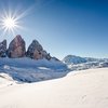 Hotel in Alto Adige 😎☀️ Per vacanze indimenticabili Giornata di sole d'inverno nelle Dolomiti innevate con formazioni rocciose caratteristiche