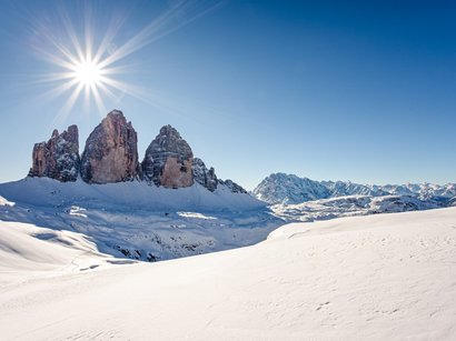 La Sellaronda, per girare attorno al massiccio del Sella Giornata di sole d'inverno nelle Dolomiti innevate con formazioni rocciose caratteristiche