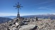 Der Große Moosstock – imposanter Dreitausender Metallkreuz auf felsigem Berggipfel mit Alpenpanorama unter blauem Himmel