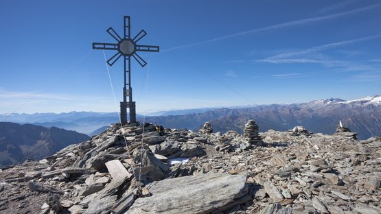 Der Große Moosstock – imposanter Dreitausender Metallkreuz auf felsigem Berggipfel mit Alpenpanorama unter blauem Himmel