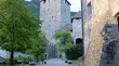 Hotel a Tirolo: la vostra meta di viaggio preferita Cortile di un castello medievale con muri di pietra e alberi