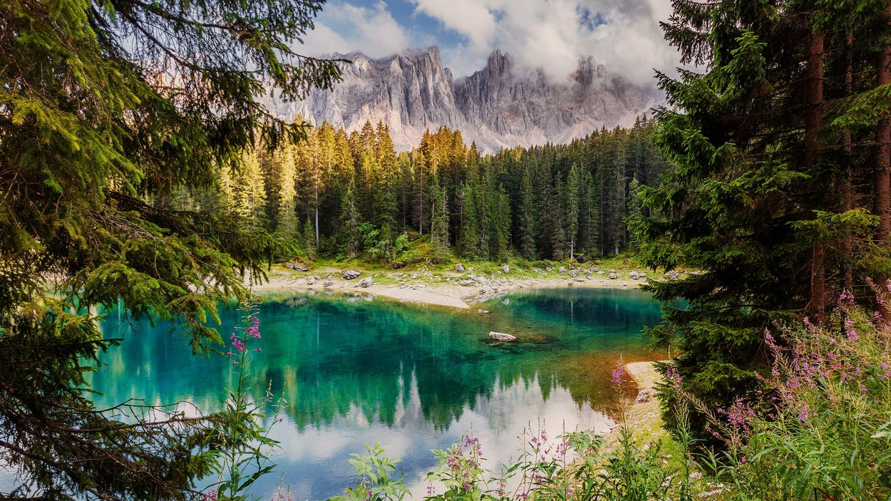 Karersee in Südtirol. Seen in Südtirol nahe Bozen Karersee in Südtirol. Seen in Südtirol nahe Bozen