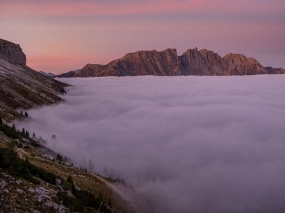 Il regno di Re Laurino Cime montuose sopra un mare di nuvole al tramonto