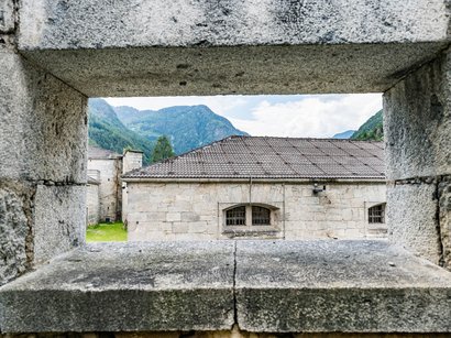 Hotel in Valle Isarco in Alto Adige Vista attraverso feritoia su edificio e montagne sullo sfondo
