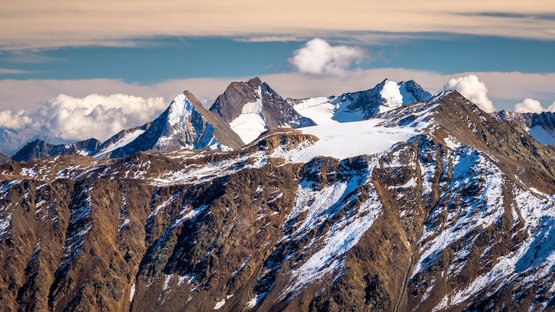 Auf den Similaun im Schnalstal Schneebedeckte Gipfel der Alpen bei klarem Himmel