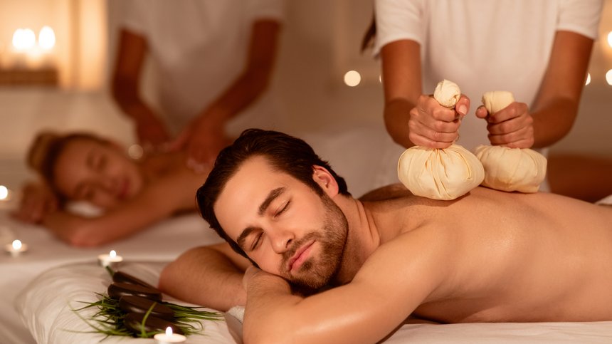 Hotel in Alto Adige 😎☀️ Per vacanze indimenticabili Coppia riceve massaggio rilassante alla schiena con sacchetti di erbe alla spa